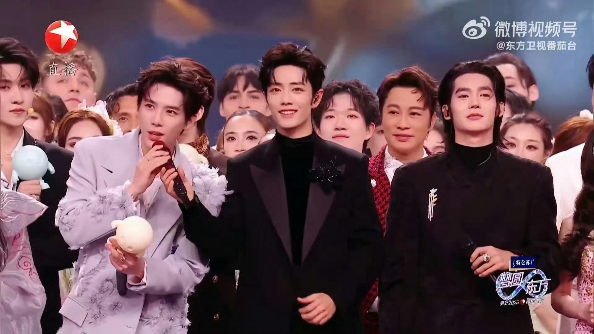 也是没想到肖战给王安宇递话筒这么出圈，无心插柳柳成阴，事情总是在意想不到间往美好