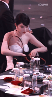 麻袋，王楚然真实得不像个明艳动人的大美女，太接地气了，她甚至还把👗往上提了提，