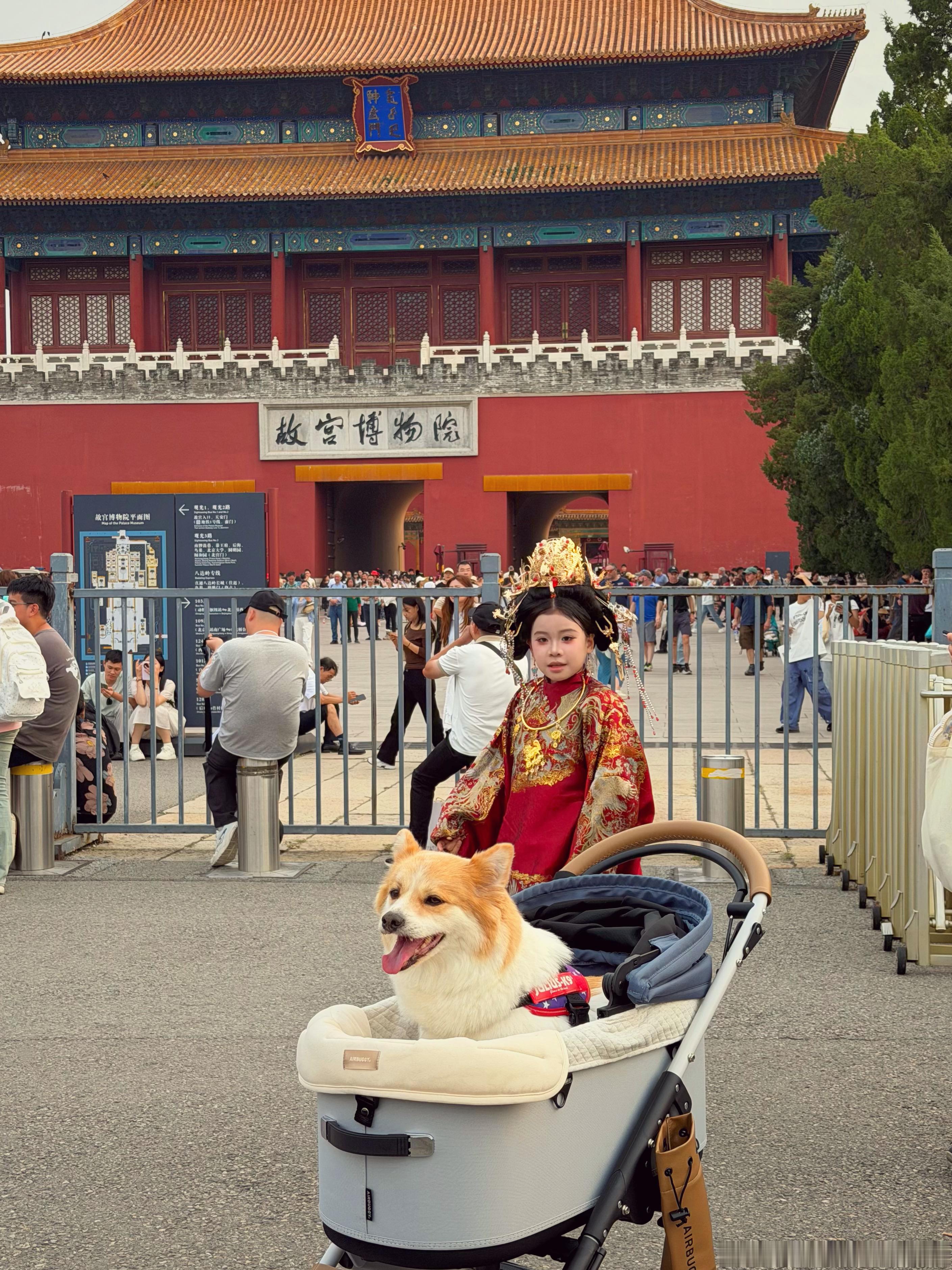 昨天下午傍晚的时候，我们开始了游北京城。实际上就围着故宫转一转，包机的公司给我们