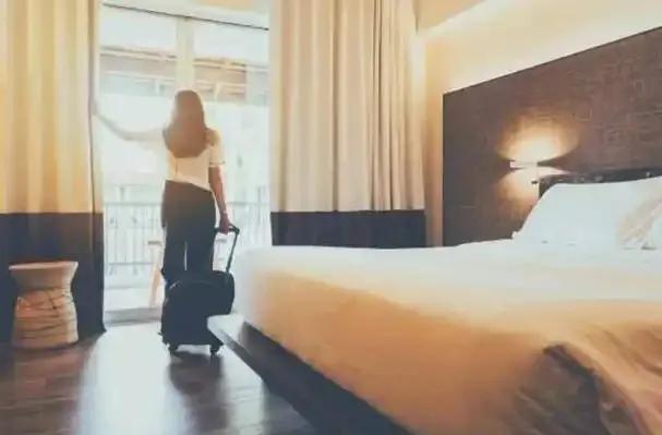 江苏无锡，两名女子入住一家连锁酒店，她们早晨8点出门，晚上22点24