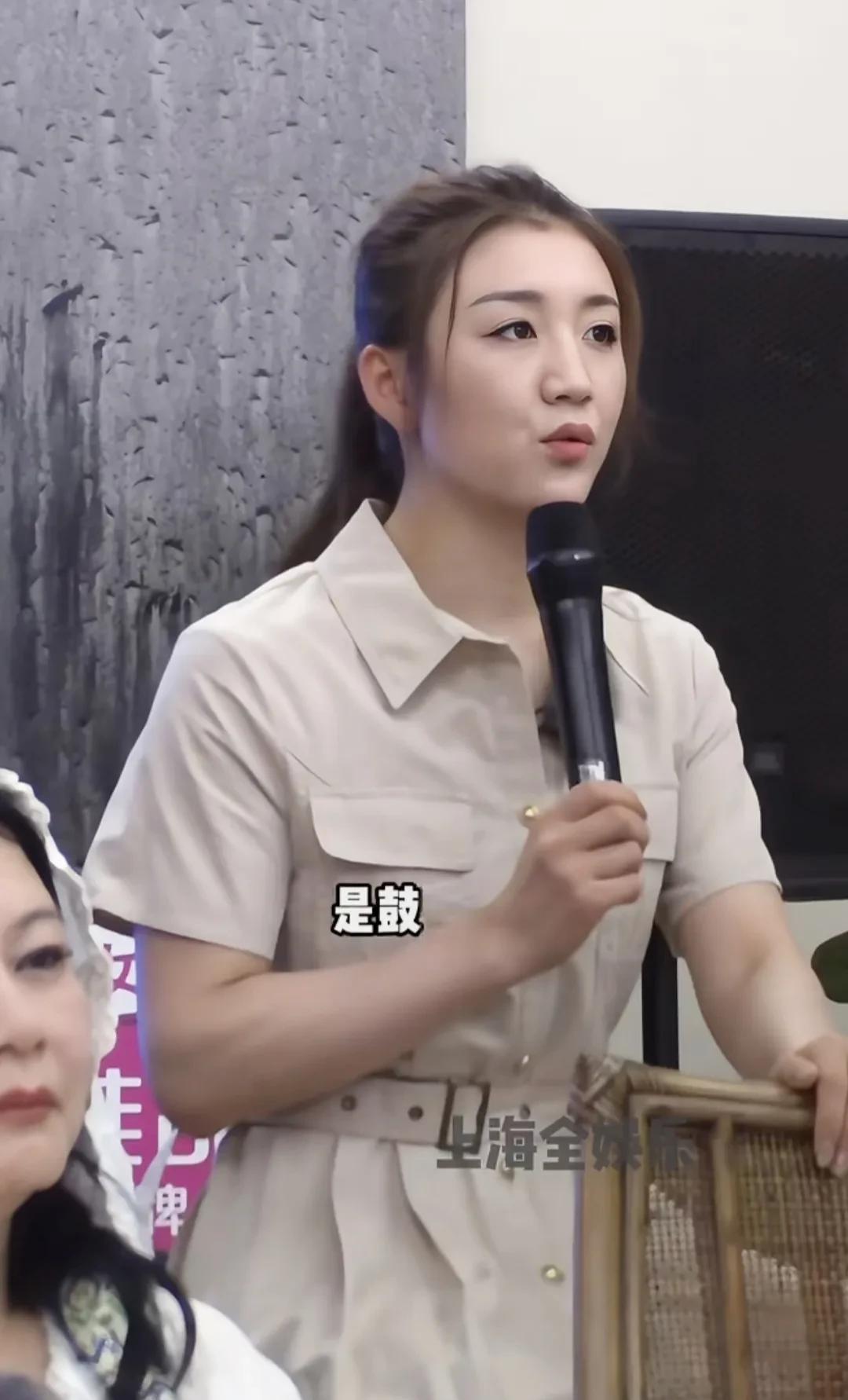 陈梦妈妈评价陈梦能吃能睡能玩。在综艺里，陈梦妈妈对陈梦的评价太逗啦！她说陈梦是“