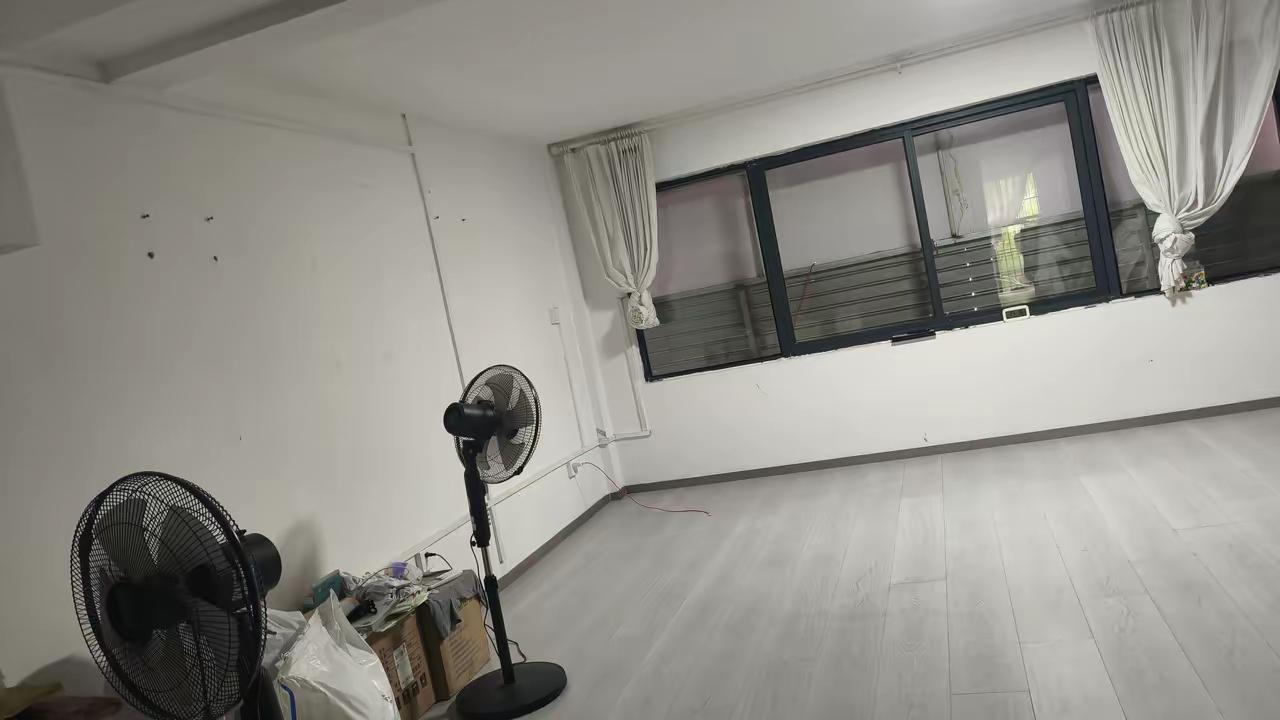我老婆婚前有一套房子空着，我姐离婚后，我和我妈想叫她去老婆那套空着的房子居住，但
