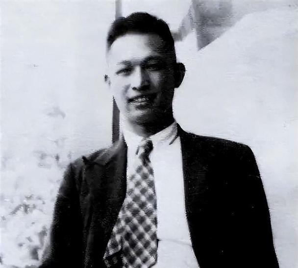 这个港商郑庆飞，他生父是烈士，母亲改嫁给了开国元帅，而他那位同母的弟弟如今是位中