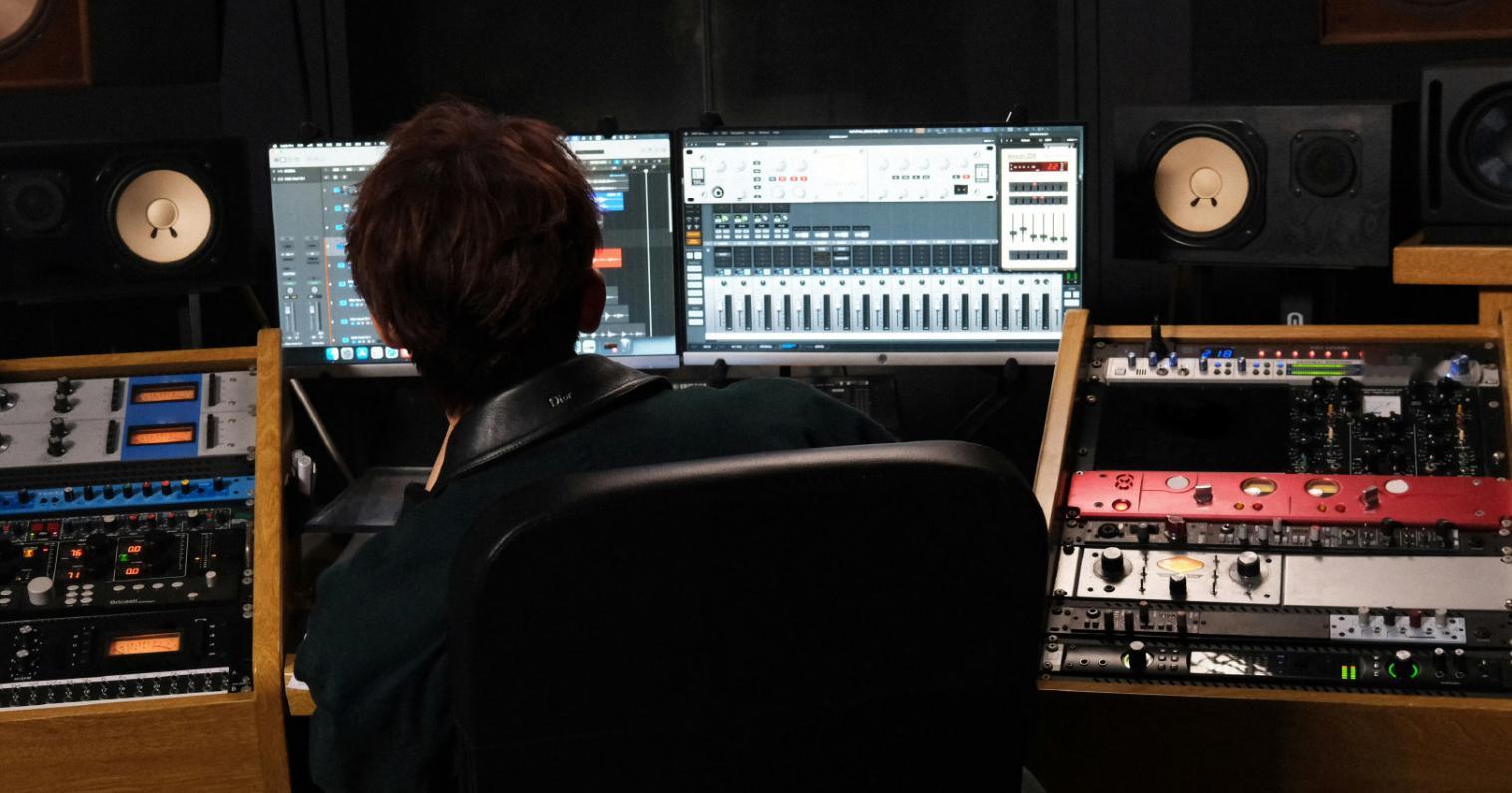 我觉得邓为有时间，真该考虑考虑出个单曲什么的他唱歌水平不错的，在这些演员里算是挺