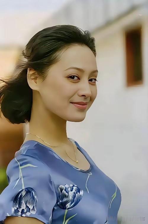 宁静，50多岁了气质不减当年，比俞飞鸿还要有气质，如今她年过半百感觉依旧不会老的