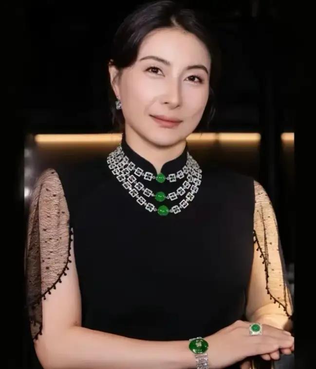 这套珠宝和郭晶晶简直太搭了。衬托出郭晶晶的沉稳大气，也只有她能戴出贵气感。