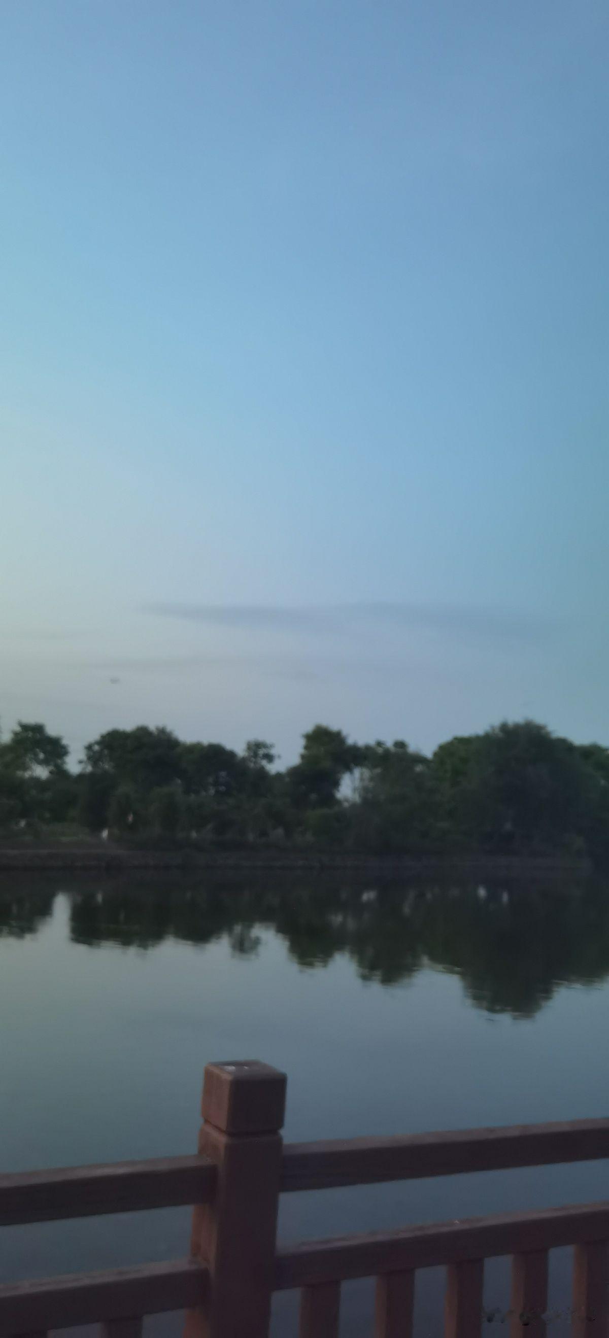 一位母亲躺在沙发上，无端流泪，连中饭都不愿意起来吃。儿子硕士毕业了，没去工作。