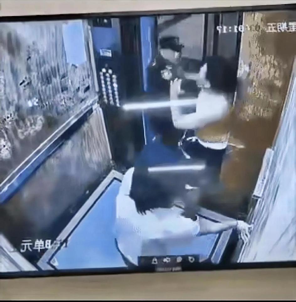 网上刷到一段视频，电梯里一个关着身的醉酒男，扑倒了一个年轻女子，欲行不轨，被闻声