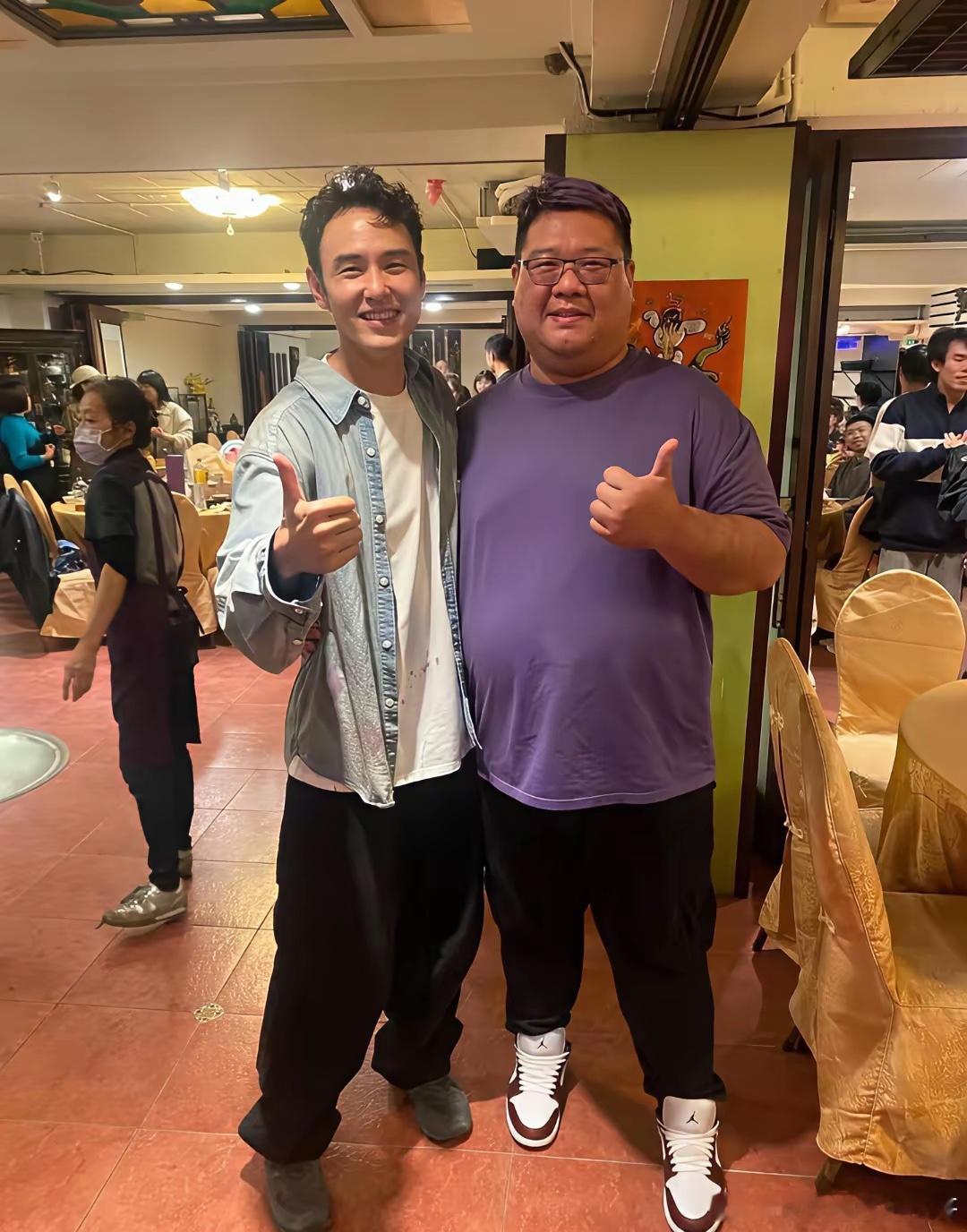 42岁阮经天和朋友聚餐，他的穿衣打扮朴素，发际线后移严重，没有以前帅气了，但身材