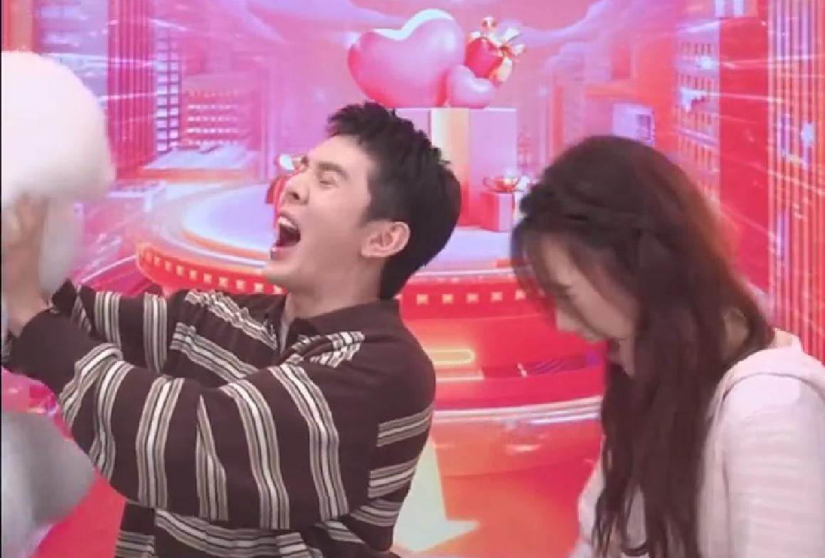 李佳琦直播被狗尿了一身，当场崩溃直呼：我这条裤子很贵最近李佳琦直播出了个小意外