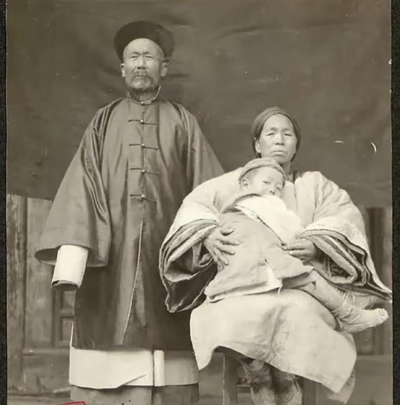 1901年冬，甘肃一位地方官吏和自己妻儿的合影照片，因为天气寒冷，一家人穿得是里