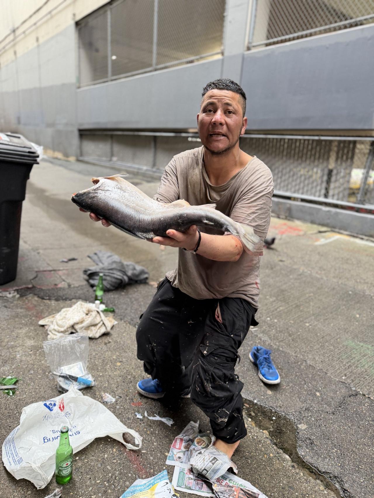 美国西雅图好心流浪汉：给你尝尝我捉的鱼！美国网民在西雅图拍摄到的诡异场景，一个流