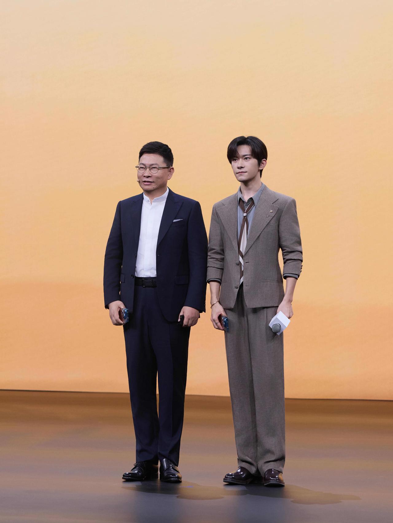 余承东和易烊千玺站在一起，大佬和鲜肉的感觉，太板正了，千玺好样的！看余总笑的多