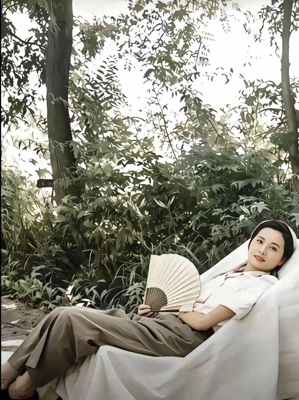 这是陈毅元帅夫人张茜在西安庭院中留下的罕见照片，都看看吧，张茜真的是高端大气的古