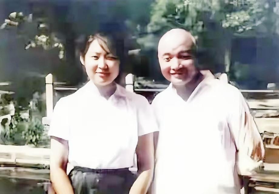 李敏和公公孔从洲将军的一张合影,那时的李敏还很拘谨,孔从洲将军一脸慈爱。