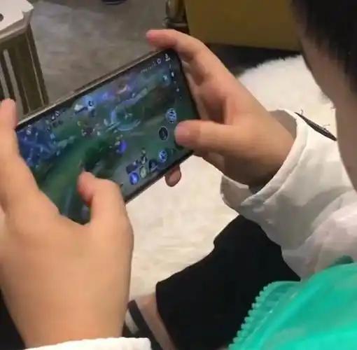 资本家赢了，老百姓输了，输得体无完肤，你有没有发现，现在孩子嘴里念叨的，不再是课