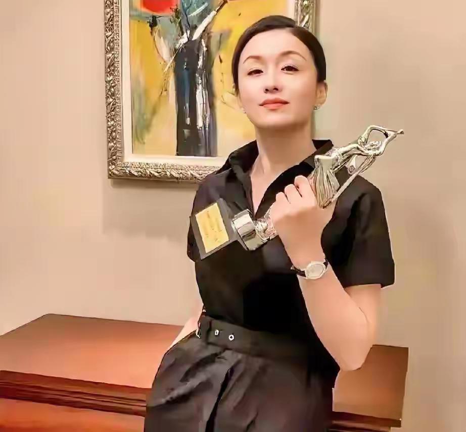 秦雯彻底凉了！炫老公“捞人”遭反噬，三八红旗手被质疑，央视剧直接撤档！本来