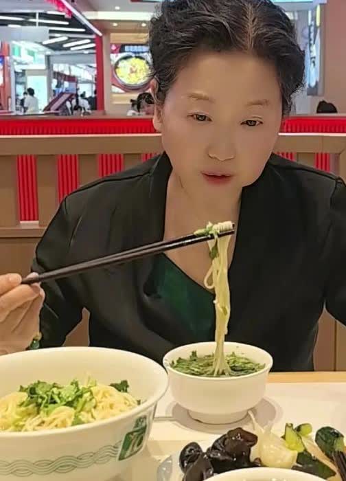 谁说俺杜新枝杜大妈不要真相的！有网友在她最新视频下评论说:人在做，天在看，开