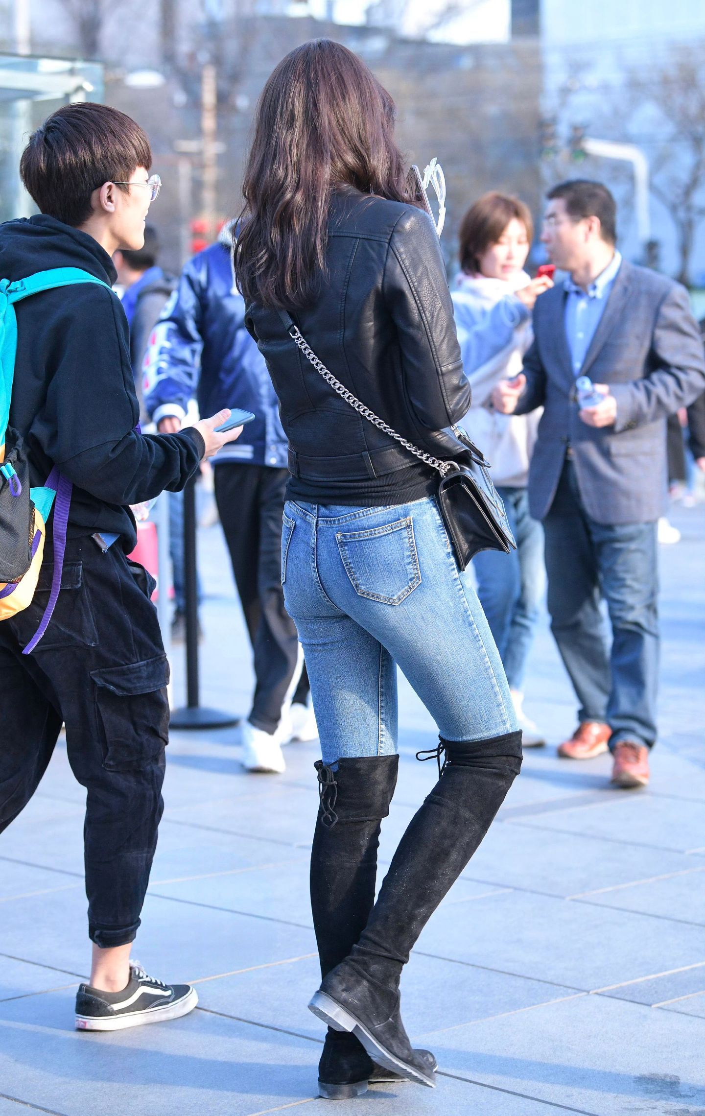 ootd穿搭黑色机车皮衣搭配浅蓝色紧身牛仔裤，酷飒与利落感拉满，再踩一双黑色过