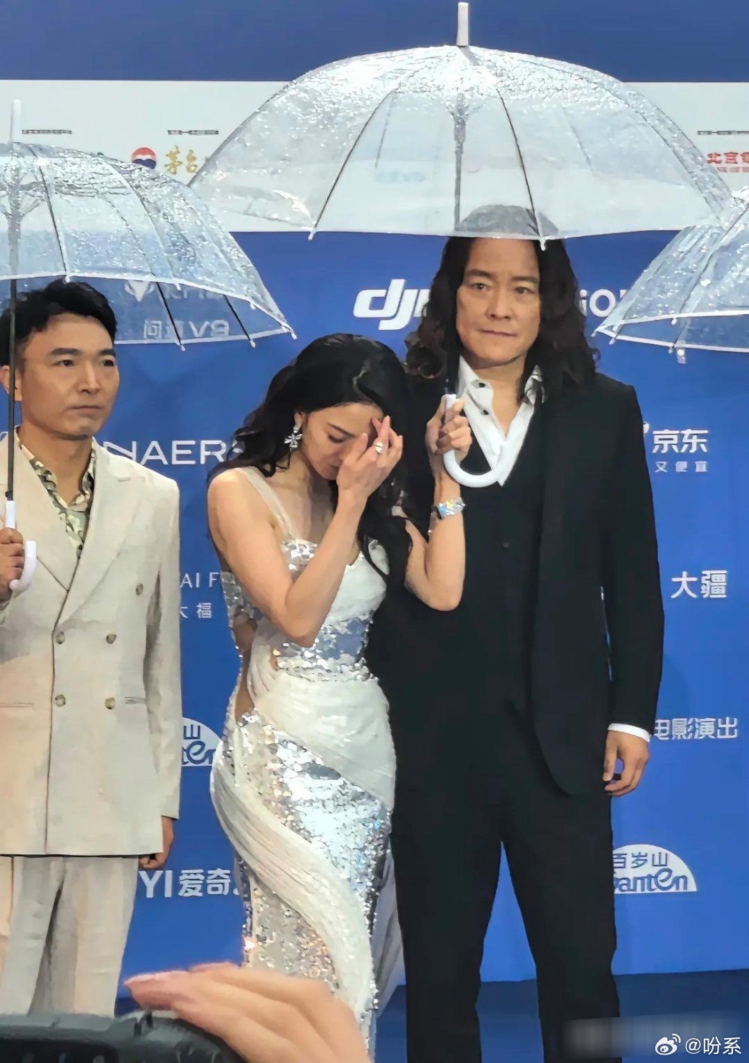 我感觉，撑伞也没用
