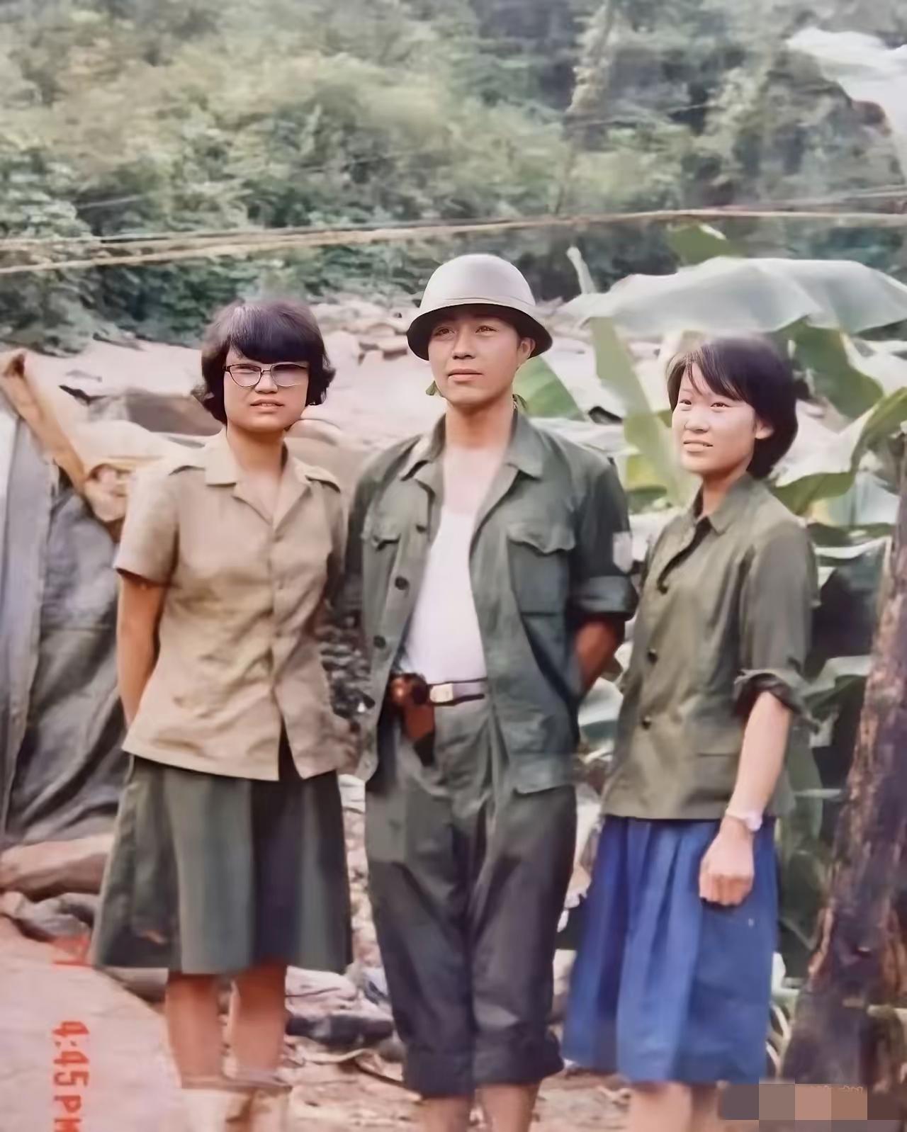 没想到开国中将秦基伟的儿子上老山前线，身边俩姑娘比他还敢拼命！这张1987年