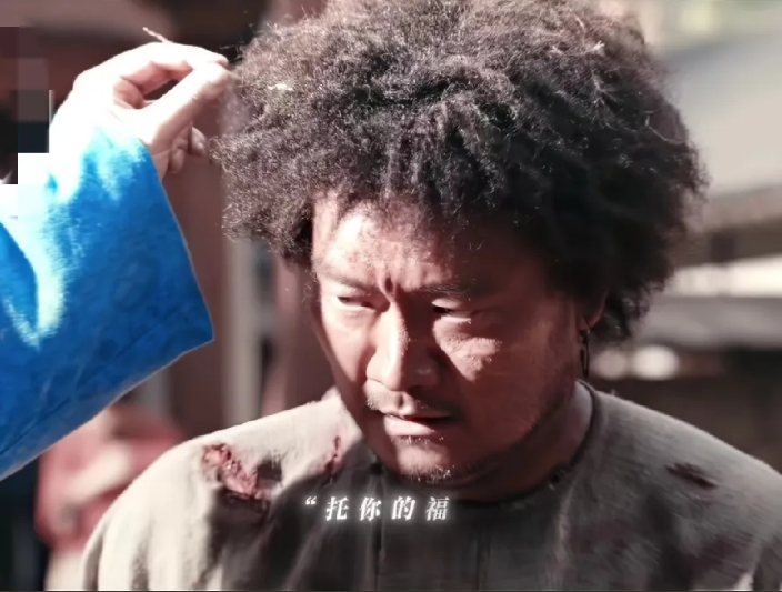 《长安的荔枝》为了救李善德，阿荔引开了追捕的人，自己却不幸丧命，可他毫不后悔，反