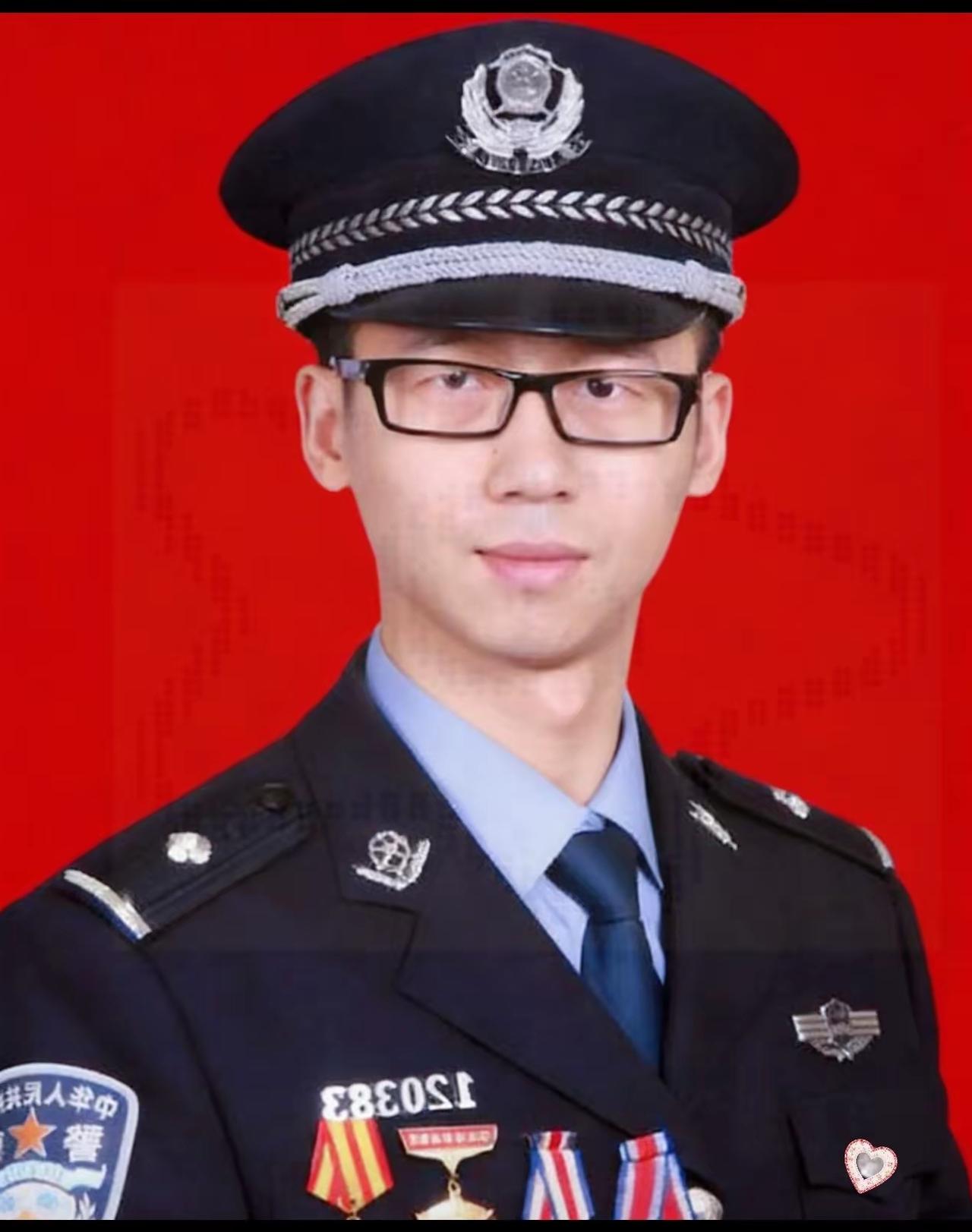 段晓鹏，1987年出生，宁波市公安局海曙分局公共关系科科长。2010年从宁波大