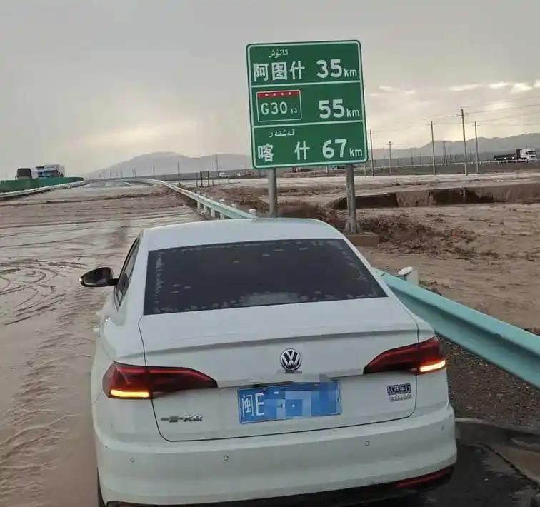 6月21日消息，新疆塔克拉玛干沙漠边缘地带在6月20日突然下了一场罕见的大暴雨，