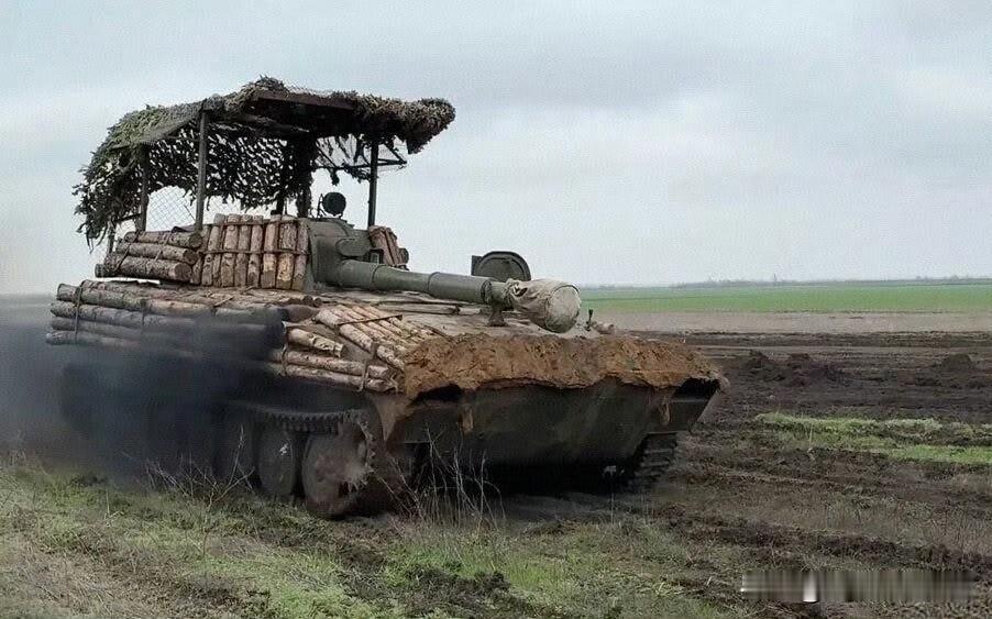 好家伙，俄乌战场打到现在竟然用原木，披甲上阵充当车体防护，这属实难绷哦！[捂脸