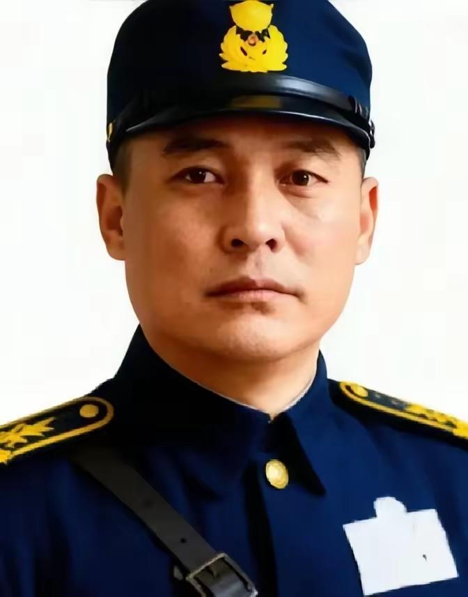 1947年，国军军长黄翔得知儿子被军统抓走了，他彻底愤怒，一把推开桌上的作战地图