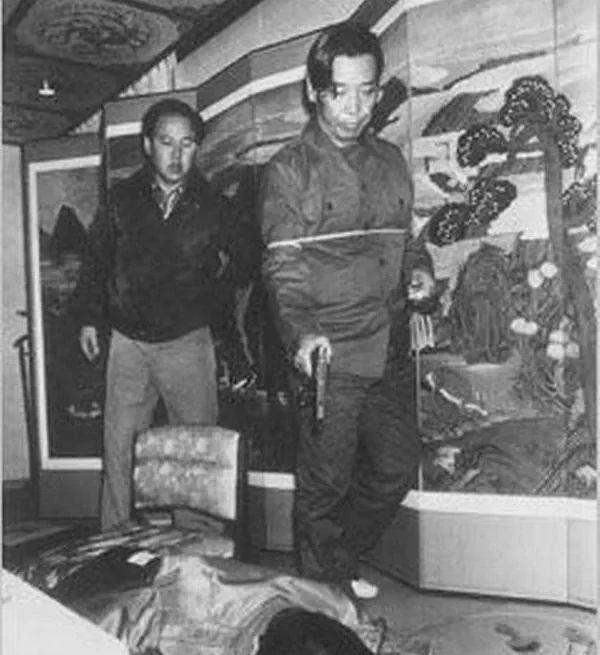 1979年10月26日，韩国总统朴正熙在和心腹聚餐时，突然胸口中了一枪，顿时血如