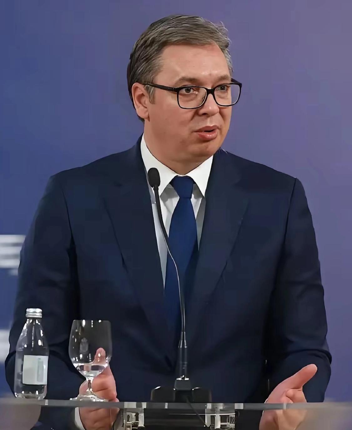 武契奇把窗户纸给彻底捅破了。开完国家安全会议，对着镜头直言不讳：别扯什么《联