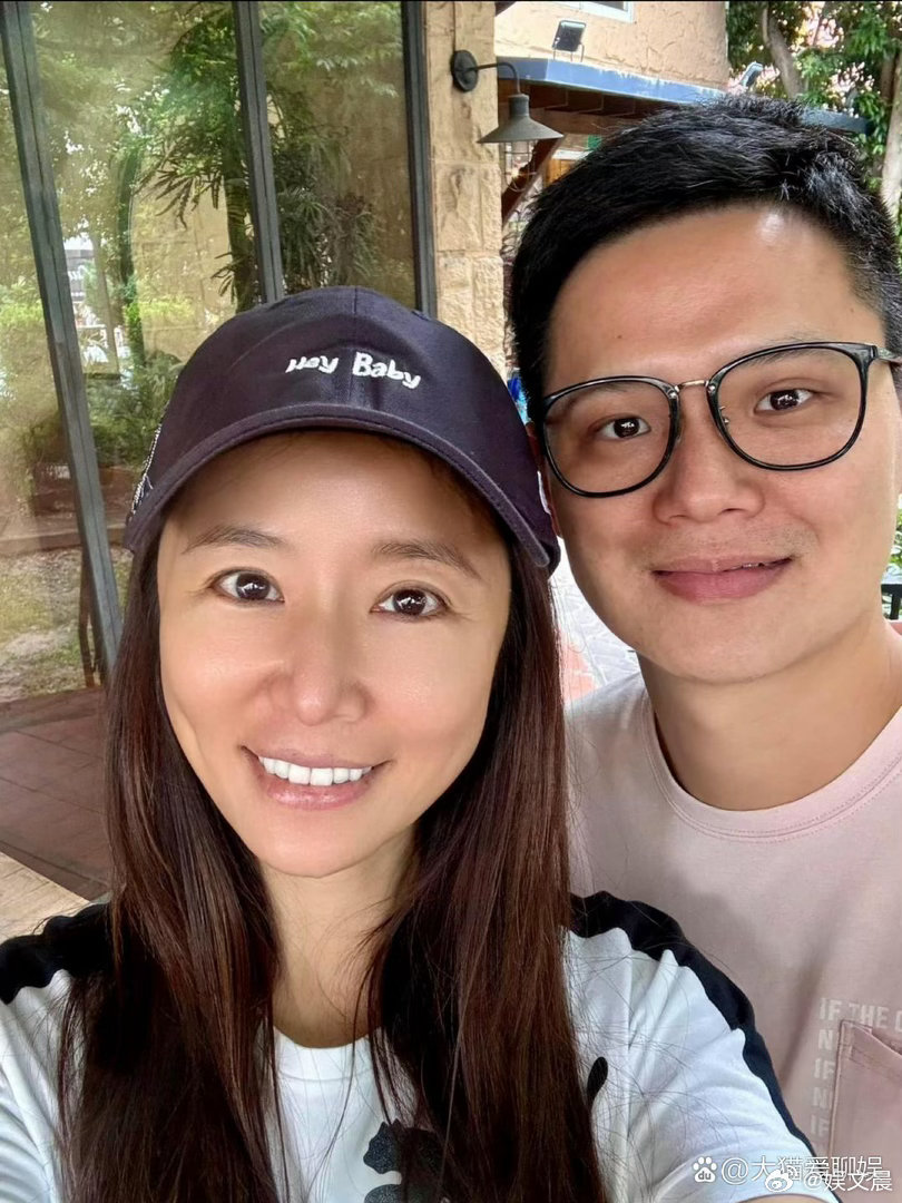看看50岁林心如的素颜模样，褪去妆容，本真状态依旧很出众。