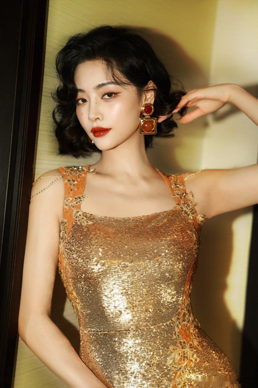 写真许佳琪大年初一营业照