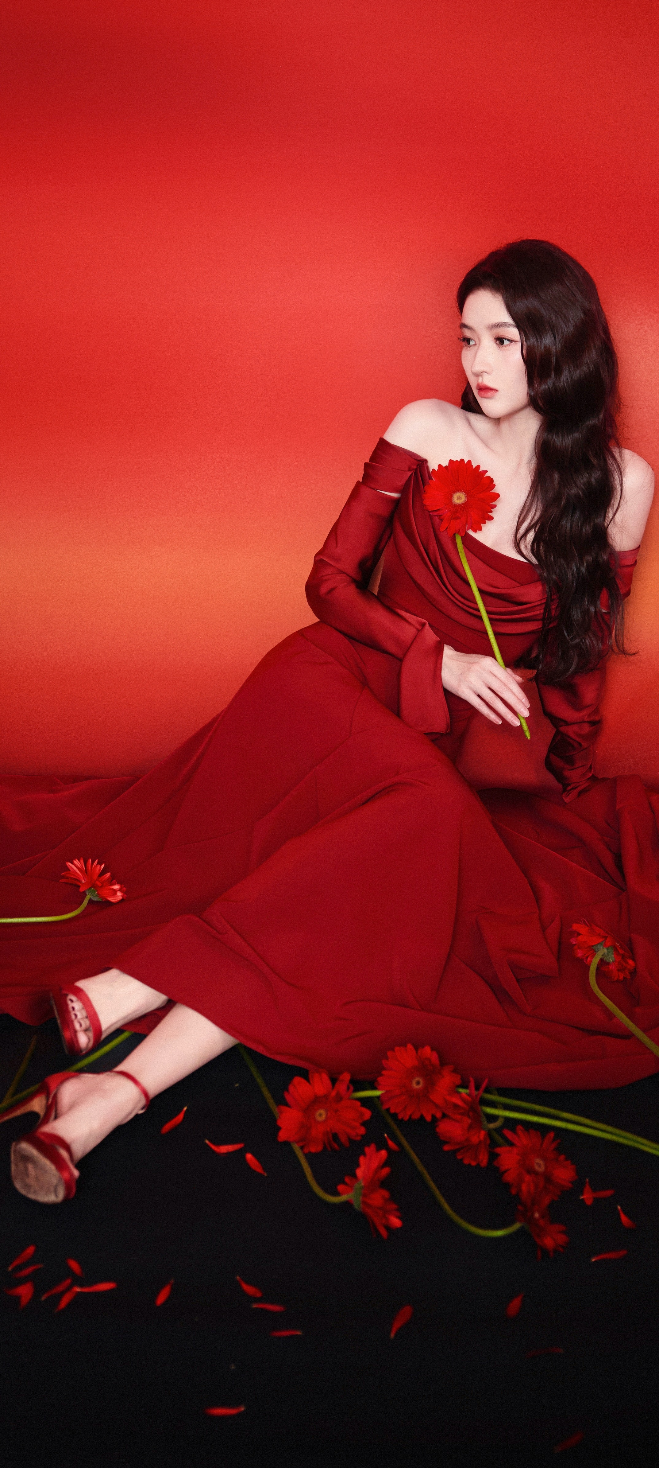 王玉雯热烈太阳花🌹又美又时尚的热烈红裙穿搭，今天温柔成这样，一点也不离谱好吧