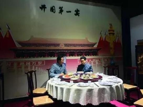 1949年开国大典当天傍晚，毛主席携600余人参加“开国第一宴”！然而端上的第一