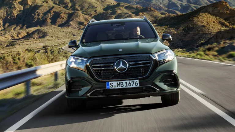 奔驰gls重磅改款更新不知道是主持人身高太高了，还是GLS的第二排就是这样。这么