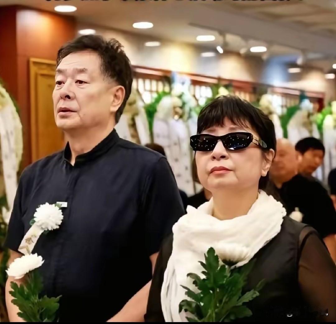 仔细看，左边是老戏骨濮存昕，右边的女士是谁？年轻时长相清秀甜美，端庄大气，辨识度