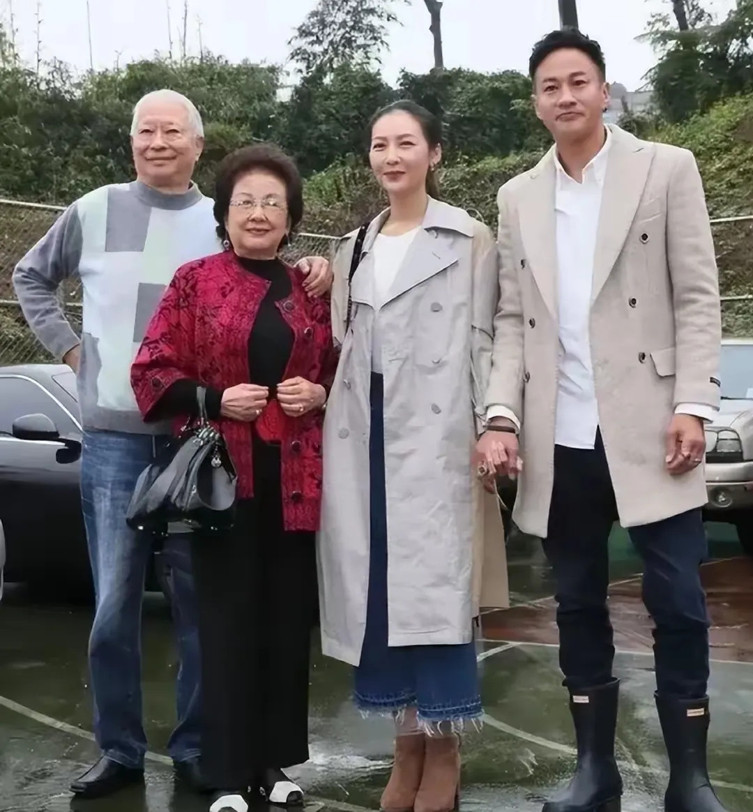 <em>泡沫之夏</em>里感觉何润东过的最幸福，也只有他才是真正靠谱的人！<em>泡沫之夏</em>已经过去了