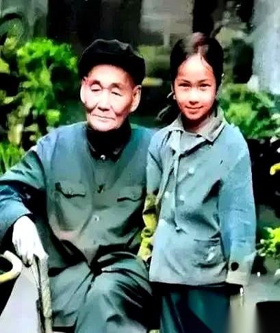 刷到一张老照片，给我看愣了。70年代，一个扎马尾的小姑娘，和她姥爷。眼神清清