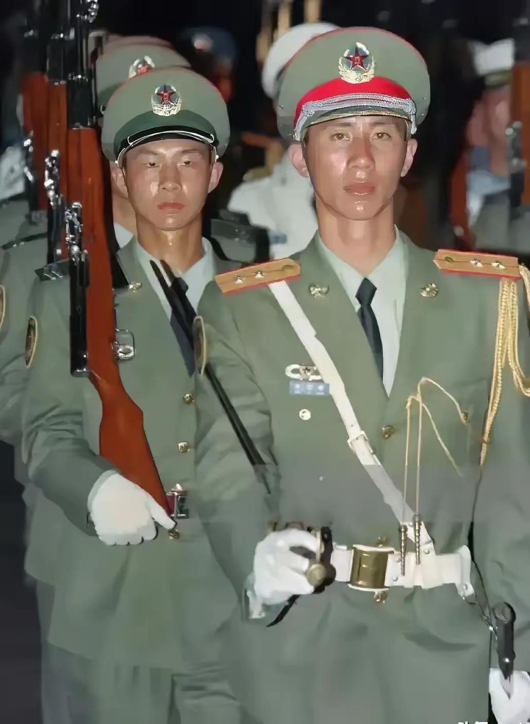 97式新军装，在当时可以说是轰动一时，全军都很羡慕！由驻港部队试穿，这个军装虽然