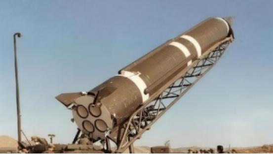 一口气花35亿买东风导弹，又砸150亿请中国驻军，付款极其爽快。 上世纪80