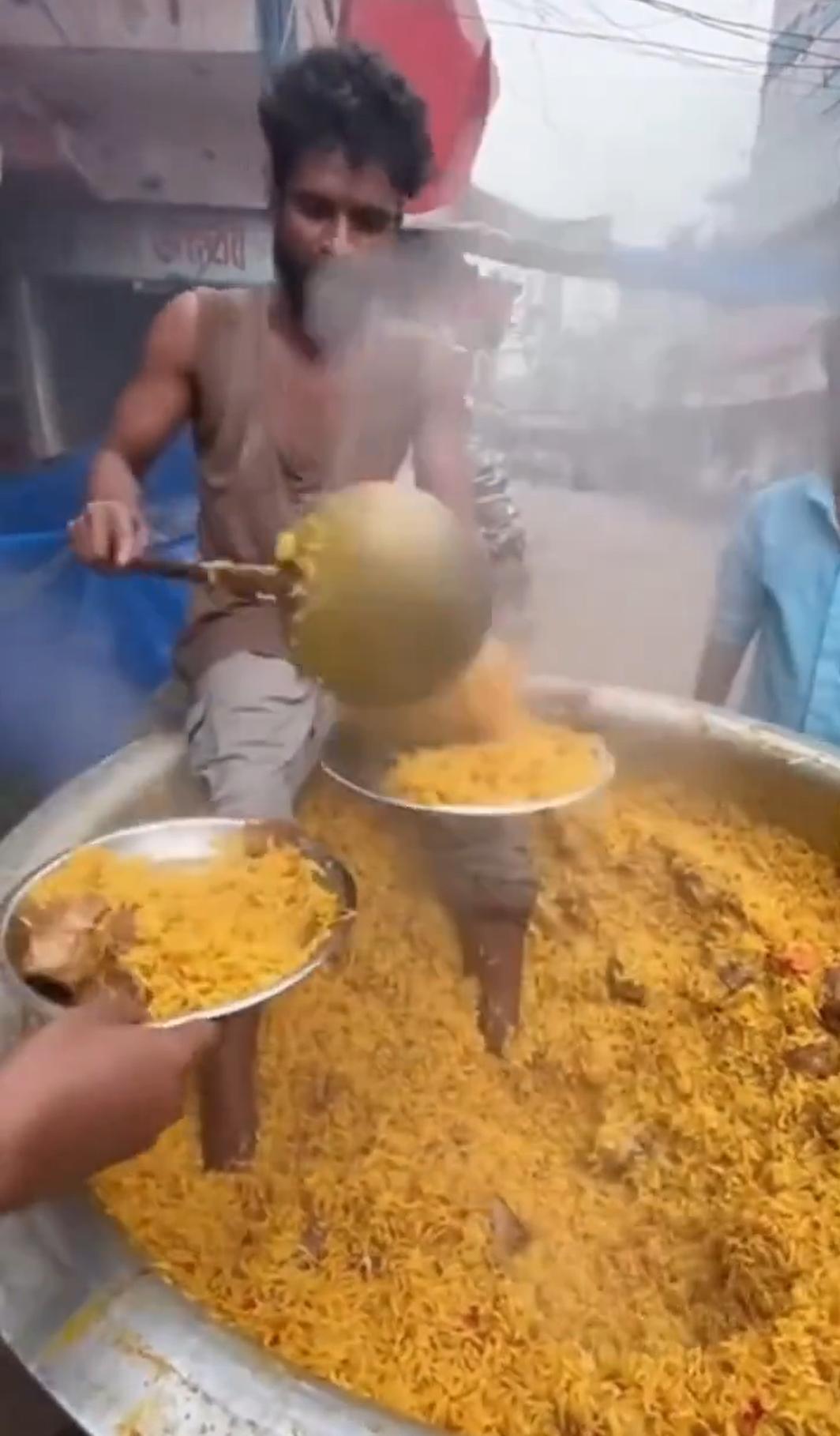 正宗的印度美食，看上去就反胃，有没有。见过印度街边小吃，做法不卫生的，香料五