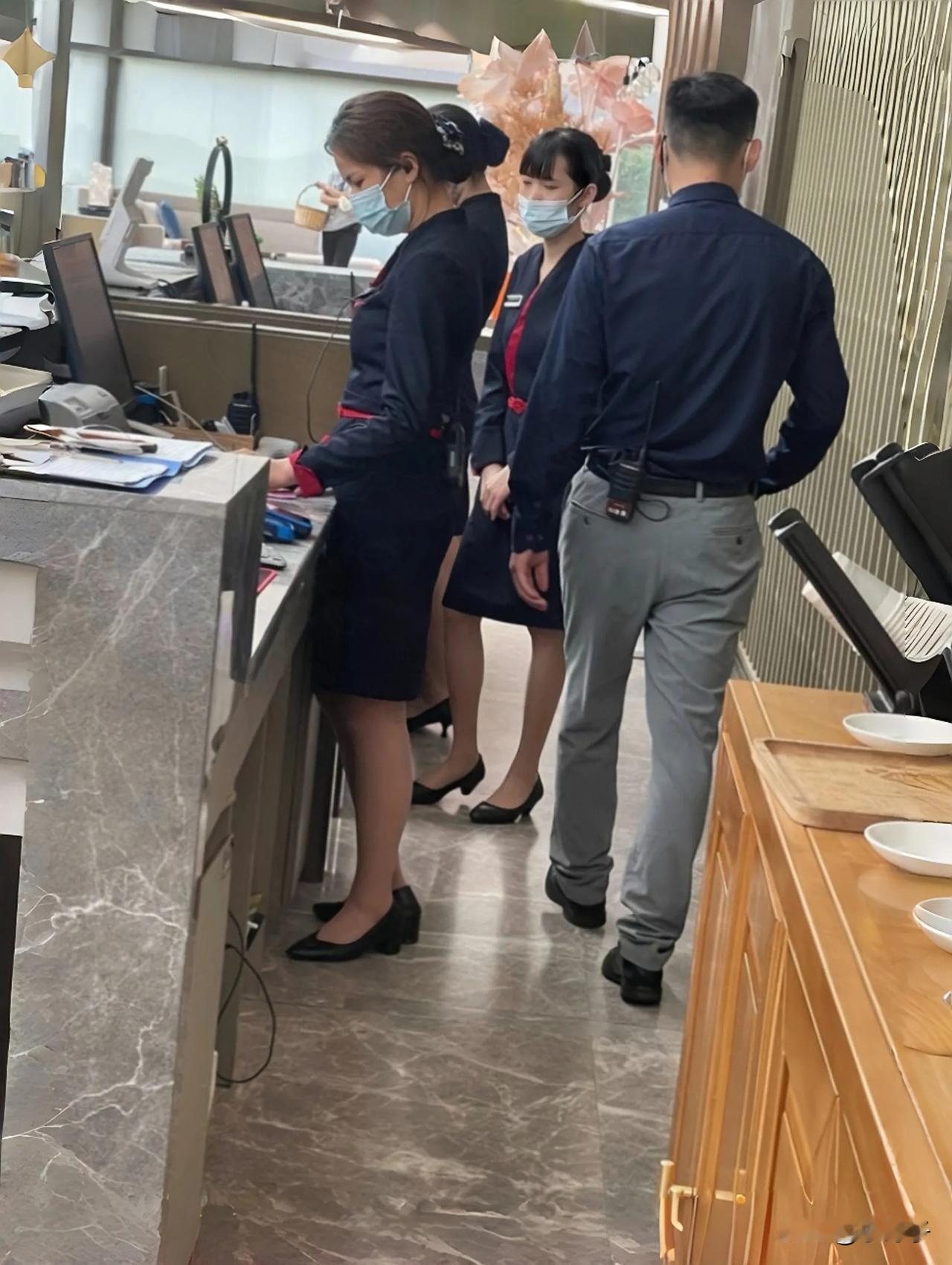 现在酒店前台是真不好干，一站就是一天太累了