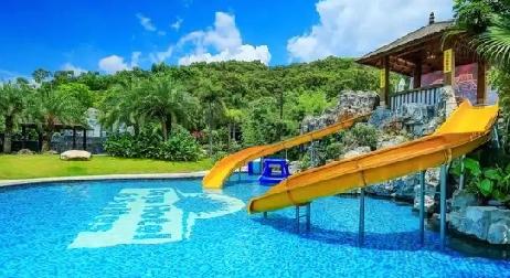 厦门35岁男子泳池沉水30分钟溺亡，3名救生员在场未及时施救11月17日