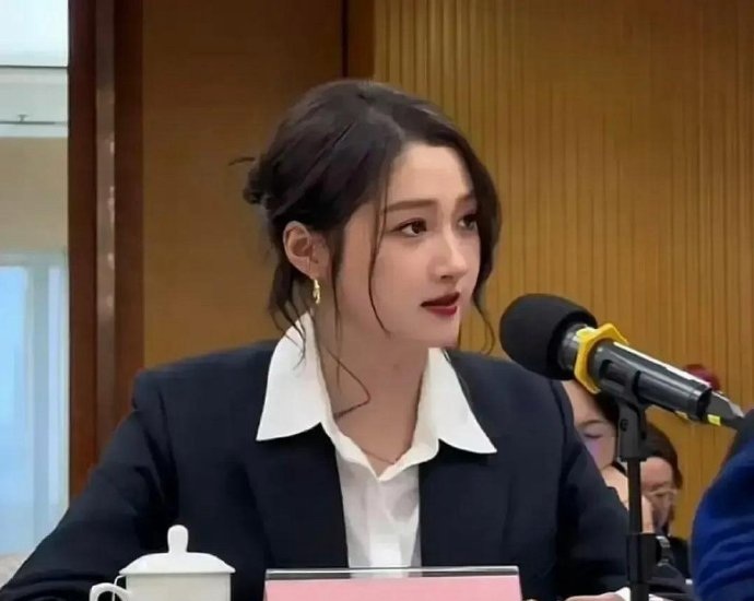 关晓彤和宋佳的正装打扮对比，差距似乎有点大！