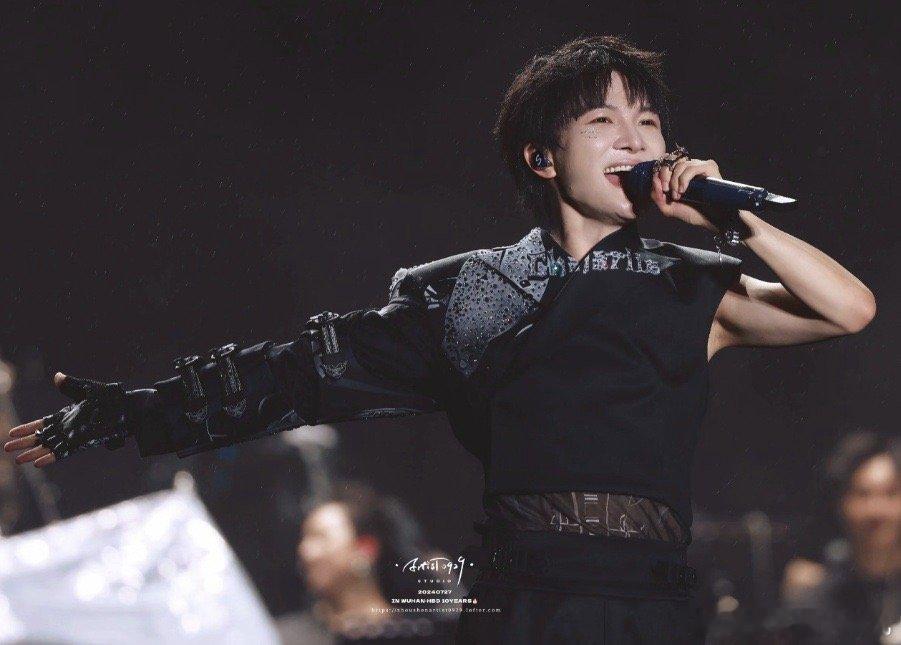 周深肌肉线条被周深新MV里的肌肉线条狠狠拿捏！平时看着软软糯糯，没想到手臂线条