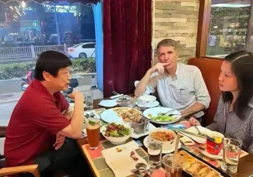 《纽约时报》记者王月眉被驱逐出境，胡锡进饭局照曝光，两件事联系到一起的话，真的有