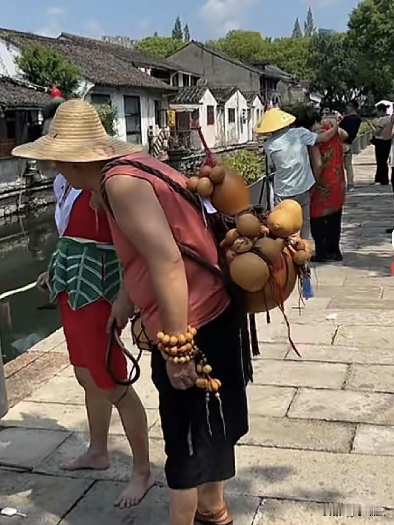 古代人早就知道，葫芦里卖的是什么药。是流量药，各路神通都在蹭一下葫芦娃爷爷的流