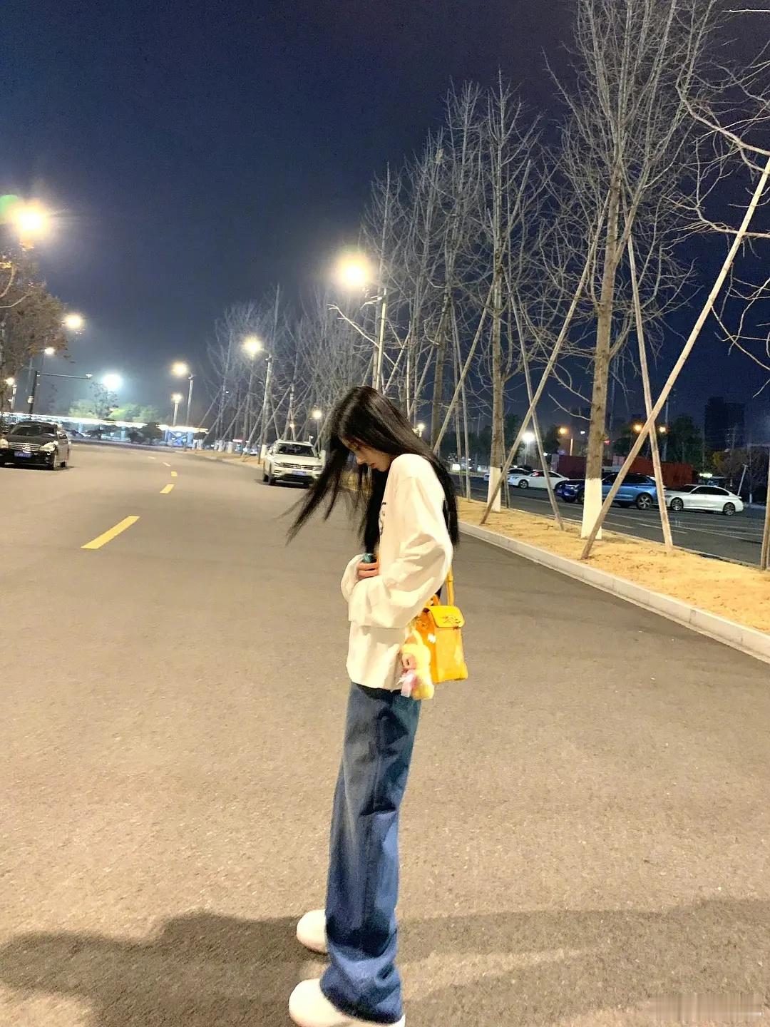 圈内修图拉高比例很常见，但每次硬把小个子修成高挑大长腿，红毯生图和精修落差巨大，
